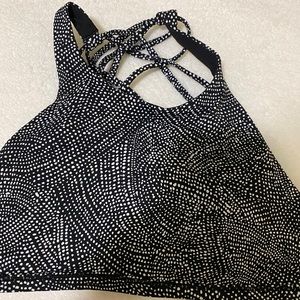 Lululemon Free to be Wild High Neck Sz 4